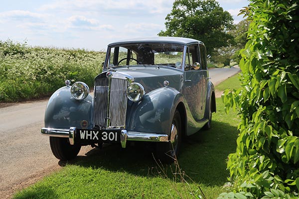 triumph-renown-1951-in-coutryside